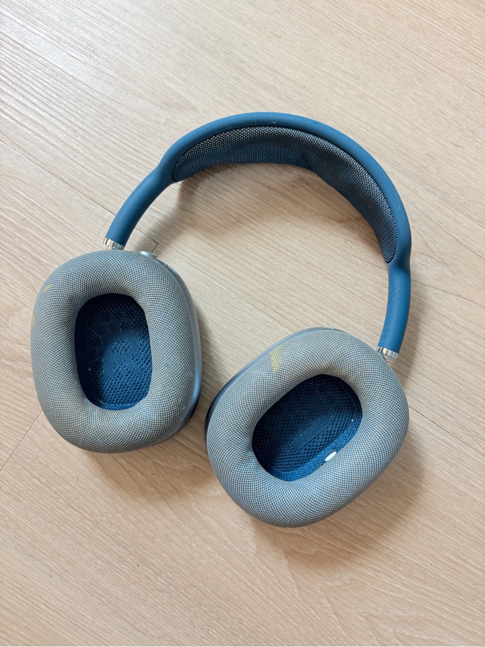 Apple AirPods Max Over-Ear Headphones - Silver and Blue - Picture 4 of 7